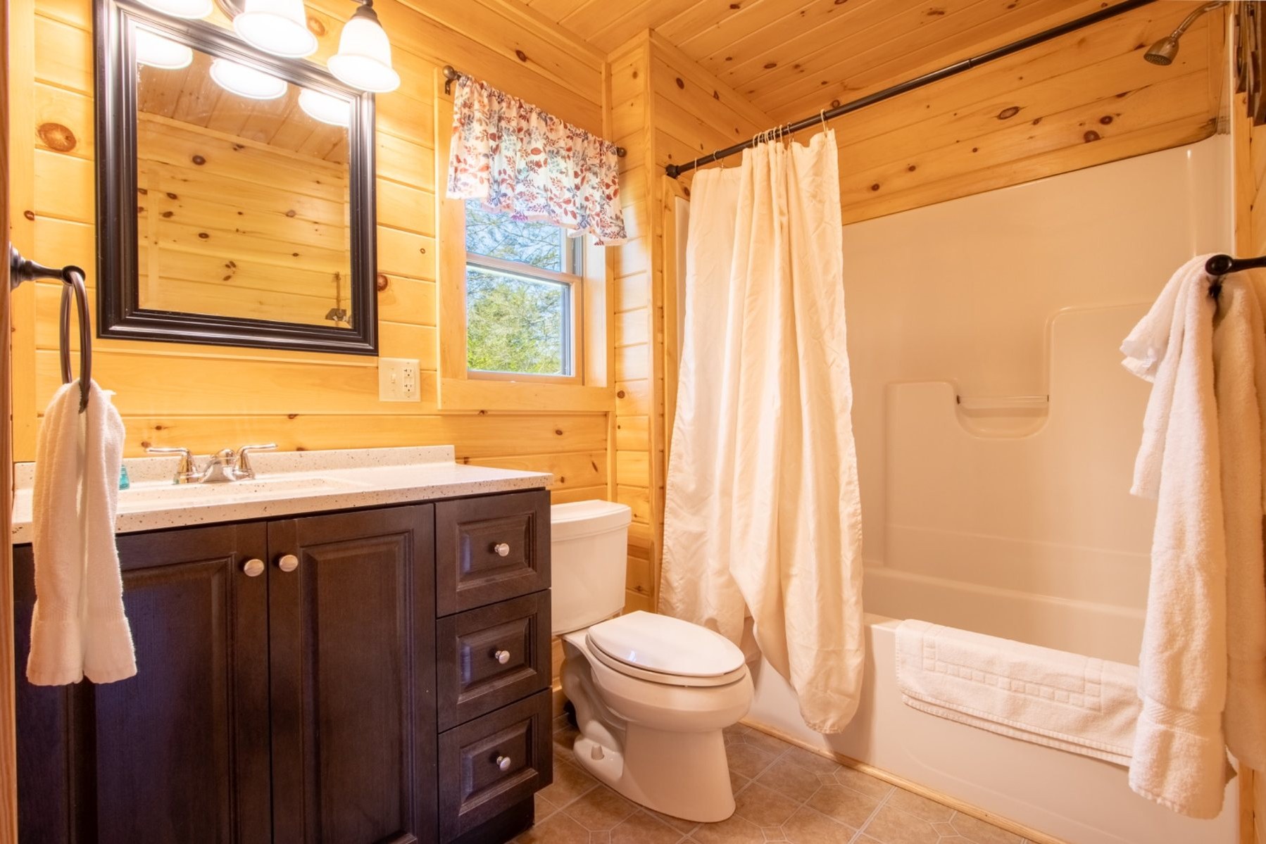 Golf Course Cabin Full Bath