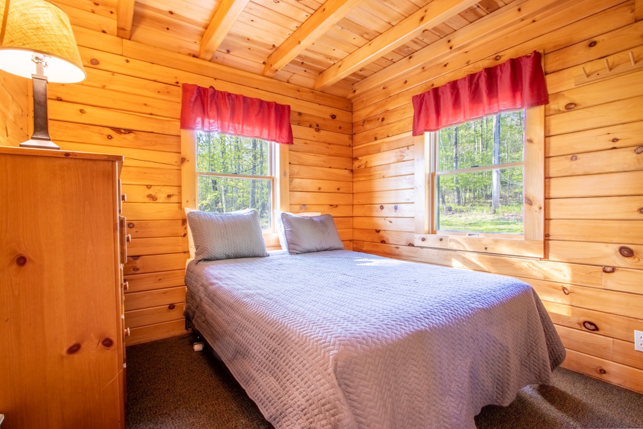 Mountaintop Cabin queen bedroom downstairs