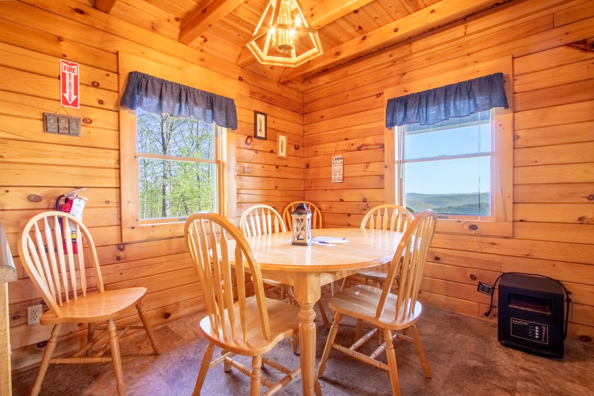 Mountaintop Cabin dining area