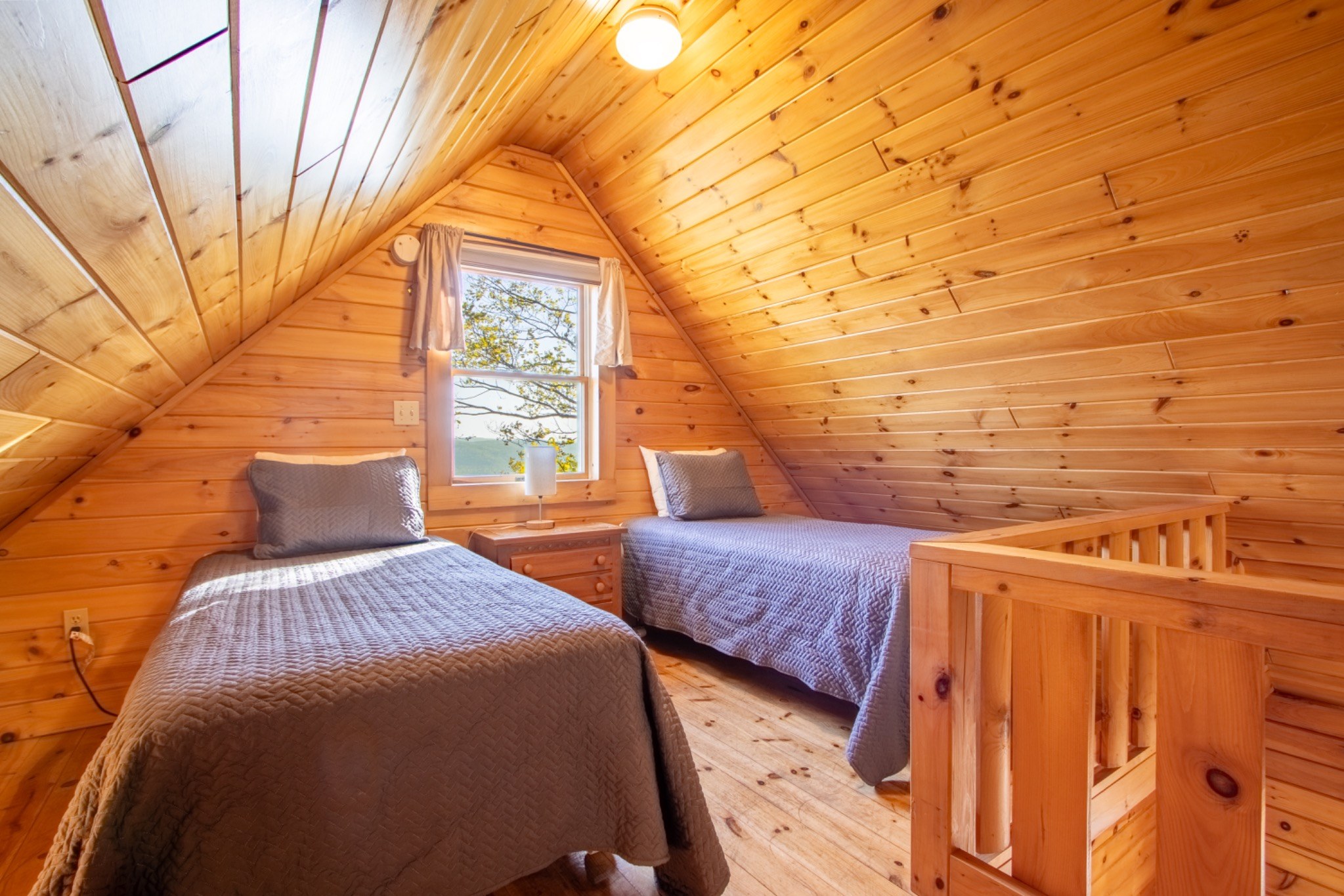 Mountaintop Cabin loft twin beds